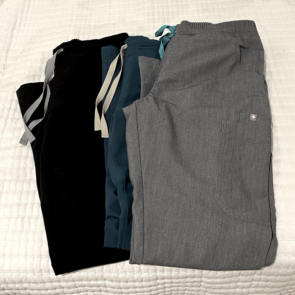 3 Pair of Figs Yola straight leg scrub pants. Size Small